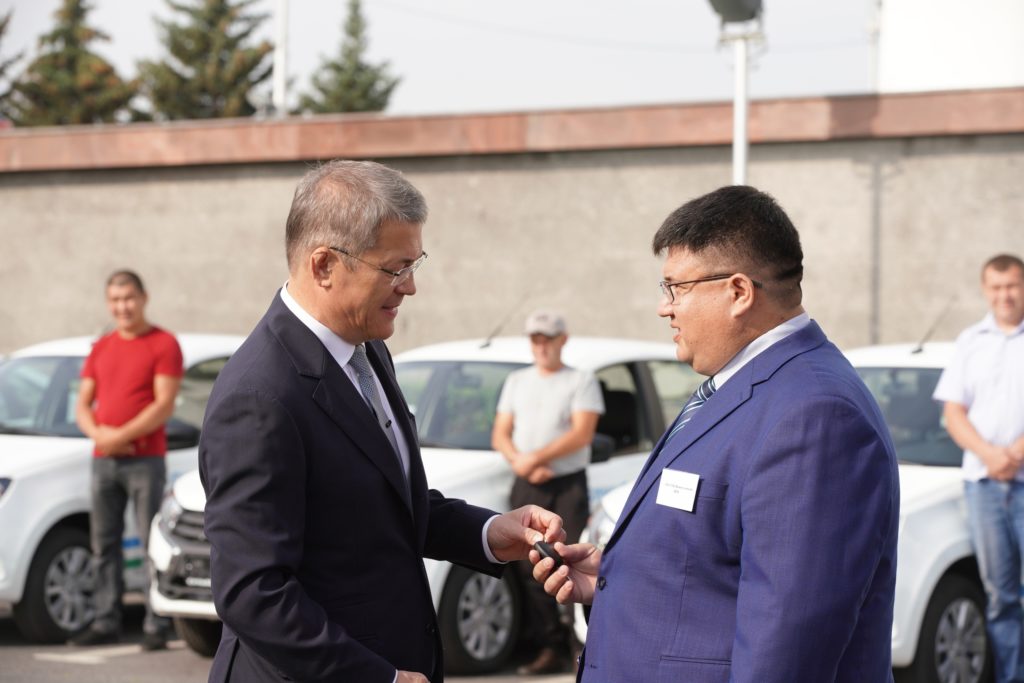 Руководитель Башкирии вручил ключи от автомобиля